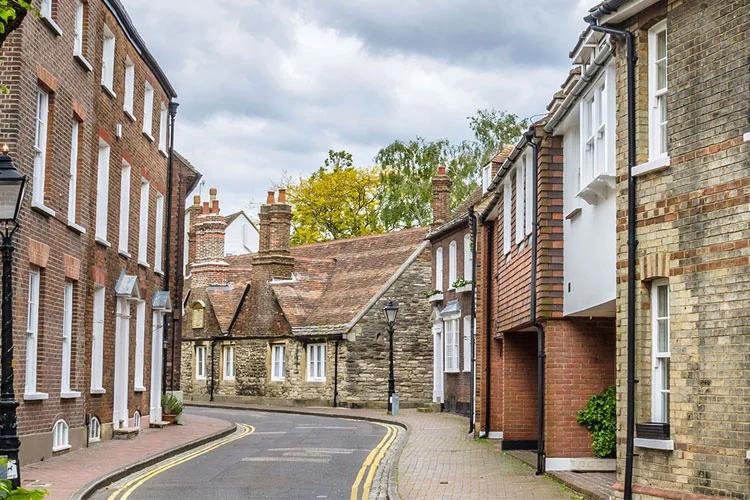 Choosing a qualified Surveyor Huddersfield with expert tips for property